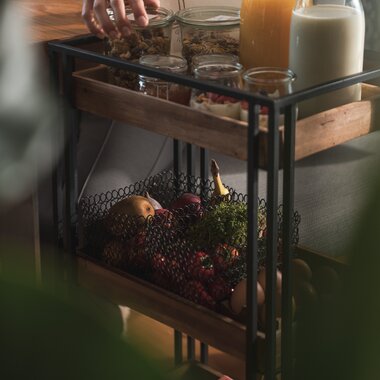 Ein Frühstückswagen mit Obst, Müsli, Saft und verschiedenen Aufschnitten | © Karin Pasterer