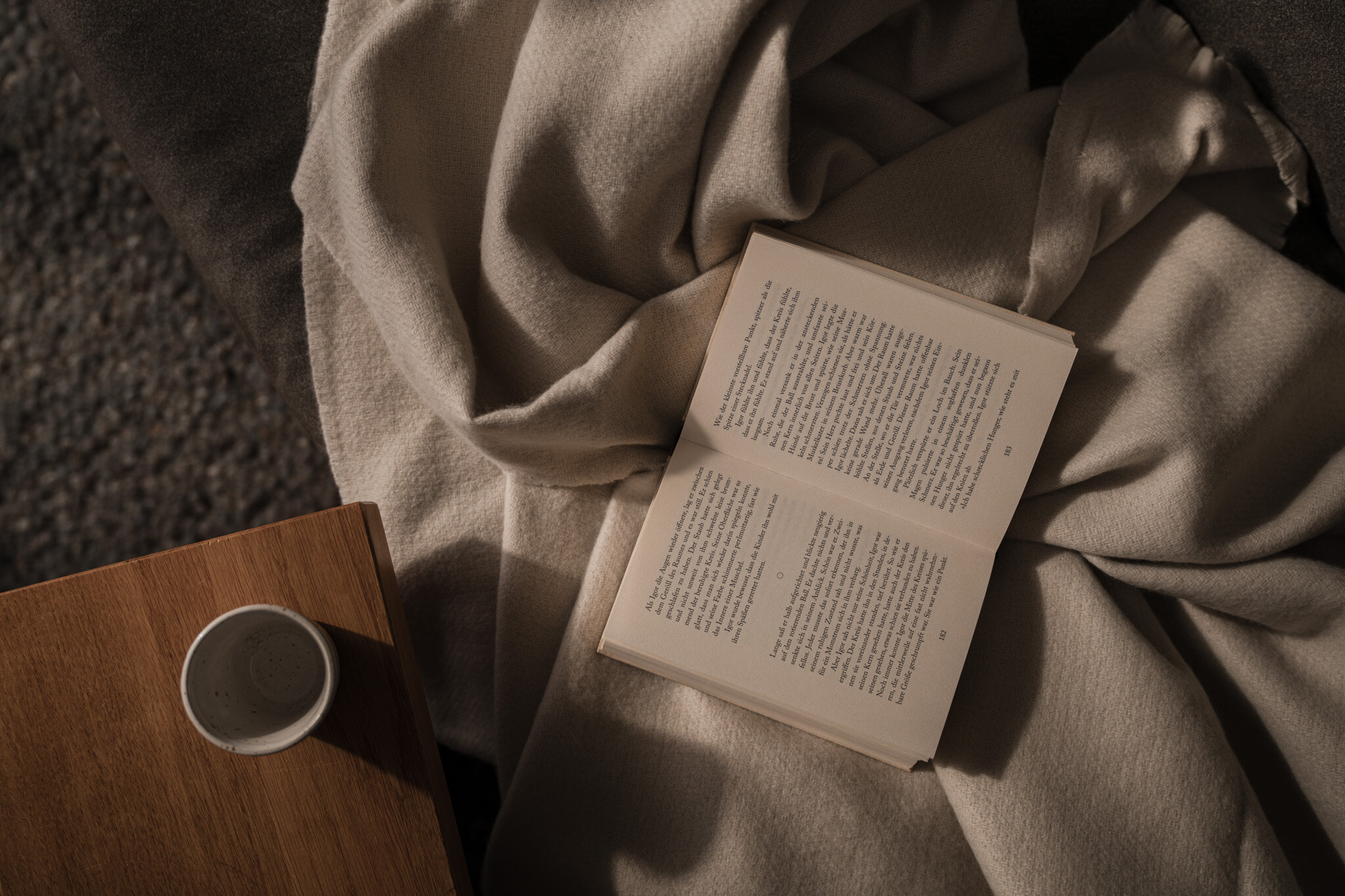 Eine stimmungsvolle Aufnahme von einem offenen Buch  | © Karin Pasterer