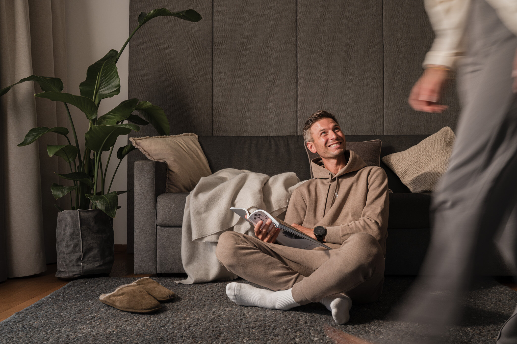 Ein Mann sitzt am Boden und liest eine Zeitschrift | © Karin Pasterer