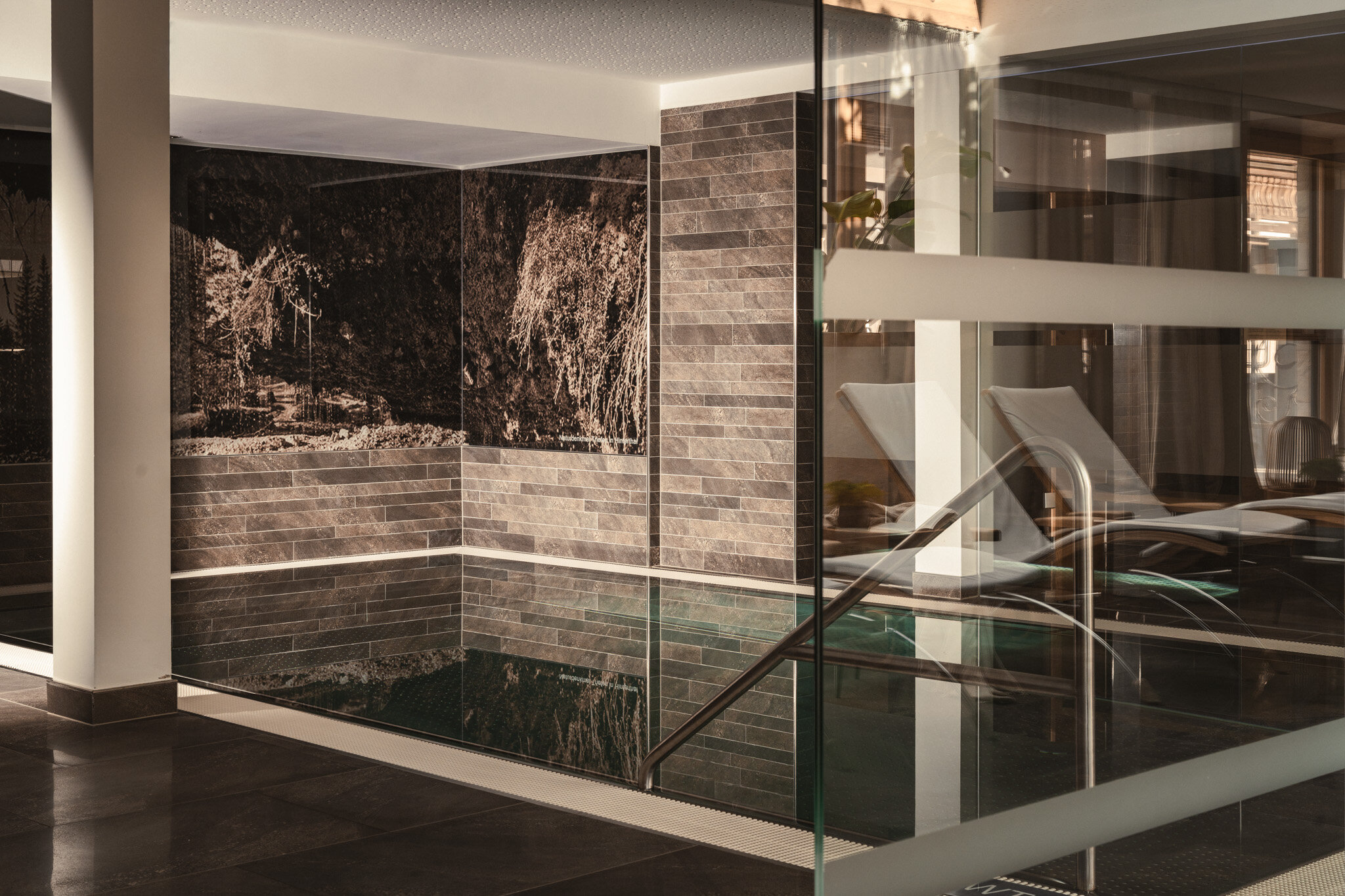 Indoor Pool & Liegen im Sunnsait Spa | © Karin Pasterer