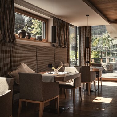 Sunnsait Lounge mit Tischen, Stühlen und Kaminen | © Karin Pasterer